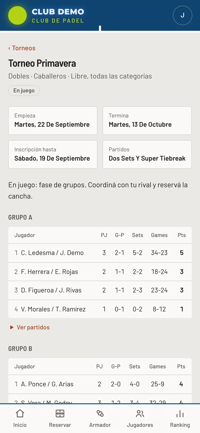 Pantalla de un torneo de dobles en juego con la tabla de posiciones del grupo